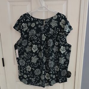 NWT Sonoma Forest Green and Off White Flowy  Short Sleeve Blouse